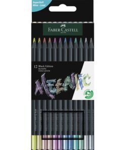 Kleurpotloden van de Black Edition serie. De potloden hebben een trendy en uitzonderlijke uitstraling. Dit superzachte potlood zorgt voor een zeer soepele, zachte kleurverdeling. Briljante, opvallende metallic kleuren. Gemaakt van hoogwaardig zwart hout. Deze serie potloden hebben een ergonomische driehoekige vorm. De potloden zijn voorzien van een speciale (SV) verlijming om het breken van de stift te voorkomen. Deze set bestaat uit 12 stuks metallic kleuren. Het hout komt uit gecertificeerde duurzame bosbouw.