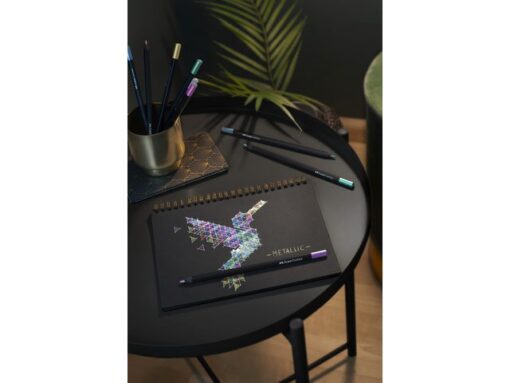 Kleurpotloden van de Black Edition serie. De potloden hebben een trendy en uitzonderlijke uitstraling. Dit superzachte potlood zorgt voor een zeer soepele, zachte kleurverdeling. Briljante, opvallende metallic kleuren. Gemaakt van hoogwaardig zwart hout. Deze serie potloden hebben een ergonomische driehoekige vorm. De potloden zijn voorzien van een speciale (SV) verlijming om het breken van de stift te voorkomen. Deze set bestaat uit 12 stuks metallic kleuren. Het hout komt uit gecertificeerde duurzame bosbouw.