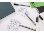 Set met 4 pigment fineliners in de lijndiktes 0.05mm, 0.1mm, 0.3mm, 0.5mm. Voorzien van gepigmenteerde, lichtechte en watervaste inkt in de schrijfkleur zwart. De lange in metaal gevatte punt van roestvrij staal zorgt voor nauwkeurig tekenen van fijne lijnen en ideaal voor gebruik met linialen en sjablonen. De pigment fineliner is geschikt voor schrijven, tekenen en schetsen.