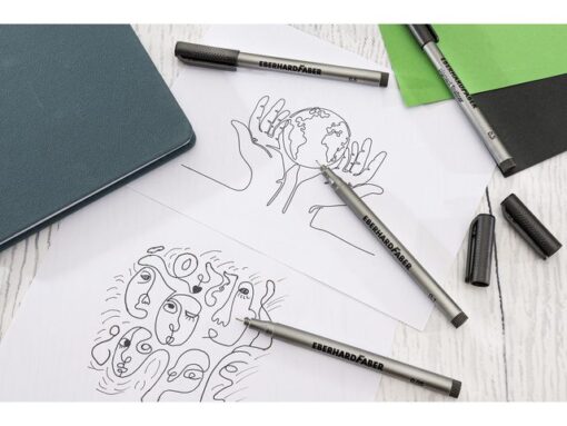 Set met 4 pigment fineliners in de lijndiktes 0.05mm, 0.1mm, 0.3mm, 0.5mm. Voorzien van gepigmenteerde, lichtechte en watervaste inkt in de schrijfkleur zwart. De lange in metaal gevatte punt van roestvrij staal zorgt voor nauwkeurig tekenen van fijne lijnen en ideaal voor gebruik met linialen en sjablonen. De pigment fineliner is geschikt voor schrijven, tekenen en schetsen.