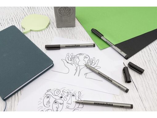Set met 4 pigment fineliners in de lijndiktes 0.05mm, 0.1mm, 0.3mm, 0.5mm. Voorzien van gepigmenteerde, lichtechte en watervaste inkt in de schrijfkleur zwart. De lange in metaal gevatte punt van roestvrij staal zorgt voor nauwkeurig tekenen van fijne lijnen en ideaal voor gebruik met linialen en sjablonen. De pigment fineliner is geschikt voor schrijven, tekenen en schetsen.