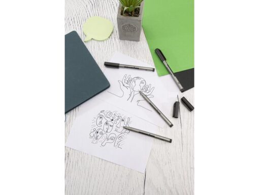 Set met 4 pigment fineliners in de lijndiktes 0.05mm, 0.1mm, 0.3mm, 0.5mm. Voorzien van gepigmenteerde, lichtechte en watervaste inkt in de schrijfkleur zwart. De lange in metaal gevatte punt van roestvrij staal zorgt voor nauwkeurig tekenen van fijne lijnen en ideaal voor gebruik met linialen en sjablonen. De pigment fineliner is geschikt voor schrijven, tekenen en schetsen.