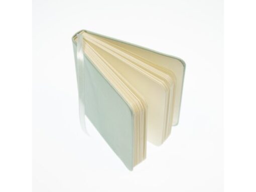 Schetsboek Kangaro 12x12cm mint PU hardcover 80 blad 140    grams roomwit papier met elastiek en lint
