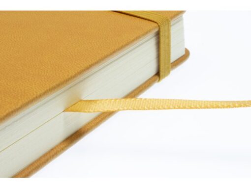 Schetsboek Kangaro 12x12cm okergeel PU hardcover 80 blad    140 grams roomwit papier met elastiek en lint