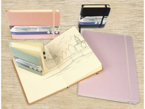 Schetsboek Kangaro 12x12cm oud roze PU hardcover 80 blad    140 grams roomwit papier met elastiek en lint