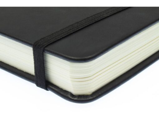 Schetsboek Kangaro 12x12cm zwart PU hardcover 80 blad 140   grams roomwit papier met elastiek en lint