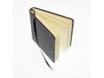 Schetsboek Kangaro 12x12cm zwart PU hardcover 80 blad 140   grams roomwit papier met elastiek en lint