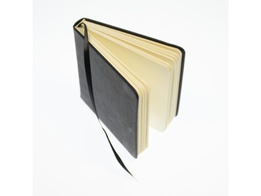 Schetsboek Kangaro 12x12cm zwart PU hardcover 80 blad 140   grams roomwit papier met elastiek en lint