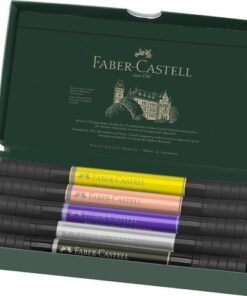 Inkttekeningen hebben een zeer lange artistieke traditie. Het is altijd een interessant medium geweest voor kunstenaars en grafici, het geeft tekeningen expressie en duurzaamheid en kan ook worden gecombineerd met vele andere tekentechnieken. Faber-Castell heeft alle voordelen van tekeninkt gecombineerd met de voordelen van een moderne, gemakkelijk te gebruiken multifunctionele marker - de Pitt Artist Pen duo marker. De gepigmenteerde en zeer lichtechte tekeninkt is ideaal voor schetsen, tekeningen, lay-outs, modeontwerp en illustratie. Doordat deze marker 2 punten heeft maakt het de mogelijkheden eindeloos. De brushpunt is fijn en flexibel en uitermate geschikt voor artistieke werken terwijl je de andere in metaal gevatte punt (0.8mm) juist kunt gebruiken voor meer gedetailleerde tekeningen en schetsen. De permanente inkt is waterproof en drukt niet door het papier. Inhoud Fasion set 5 stuks. Kleurnummers: 107, 132, 136, 272, 199.