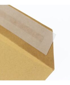 een lijmlaag die met een papieren strook is afgedekt. Na het verwijderen van de strook en het aandrukken van de klep is de envelop permanent gesloten. Formaat 229x324mm