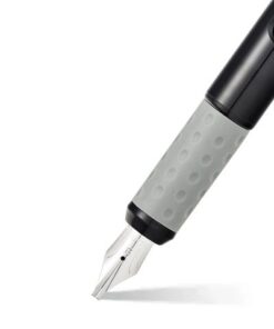 comfortabel design. Houder in zwart met grijze rubberen handvat voor een goede grip bij het schrijven. De vulpen heeft een roestvrijstalen penpunt in B (2.0mm). Door het kijkvenster zie je de kleur en het vulniveau van de inktpatronen. Inclusief 2 inktpatronen De speciaal geformuleerde inkt stroomt harmonieus over het papier. Deze kalligrafie vulpen is perfect voor zowel beginners als ervaren kalligrafen en geven een verfijnde elegante touch aan alles wat je creëert. De wereldwijd erkende witte Sheaffer stip
