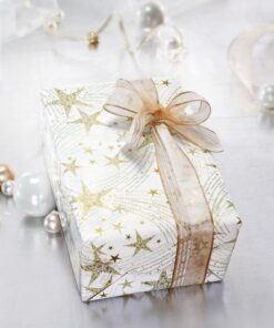 Kerstcadeaupapier "Dancing Stars" met gouddruk en filigrane sterren als motief. Van stevig papier met een witte achtergrondprint. Op een rol in het formaat 5 m x 70 cm.