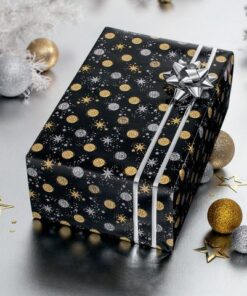 Kerstcadeaupapier "Stardust" met gouden en zilveren sterren en cirkels als motief. Van stevig papier met een zwarte achtergrondprint. Op een rol in het formaat 5 m x 70 cm.