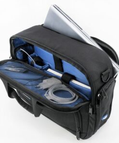 trolleyband en adresveld. Met zijvakken met gaasvak en karabijnhaak en USB-oplaadpoort. De achterkant van de tas heeft een groot gewatteerd laptopvak en USB-oplaadpoort. De tas heeft verder een groot hoofdvak met gewatteerd tablet- en laptopvak