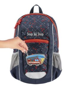 Vandaag zijn dieren een ware rage voor uw kinderen en de volgende dag kan dat maar zo weer iets anders zijn. De verandering van voorkeuren is meestal erg moeilijk met schooltassen. Niet met de schooltassen van Step by Step. Met onze magic mags kan uw kind de motieven op de schooltas gemakkelijk verwisselen of verwijderen zonder dat er resten achter blijven. De motieven klampen zich vast aan twee magnetische oppervlakken die in de schooltas zijn verwerkt. Bevat 2 magneten en 1 sleutelhanger. Magic mags zijn lenticulaire afbeeldingen en zijn gemaakt van gerecycled PET.