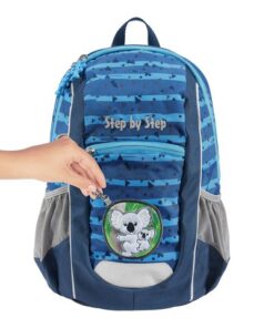 Vandaag zijn dieren een ware rage voor uw kinderen en de volgende dag kan dat maar zo weer iets anders zijn. De verandering van voorkeuren is meestal erg moeilijk met schooltassen. Niet met de schooltassen van Step by Step. Met onze magic mags kan uw kind de motieven op de schooltas gemakkelijk verwisselen of verwijderen zonder dat er resten achter blijven. De motieven klampen zich vast aan twee magnetische oppervlakken die in de schooltas zijn verwerkt. Bevat 2 magneten en 1 sleutelhanger. Magic mags zijn lenticulaire afbeeldingen en zijn gemaakt van gerecycled PET.