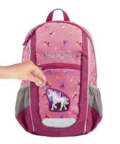 Vandaag zijn dieren een ware rage voor uw kinderen en de volgende dag kan dat maar zo weer iets anders zijn. De verandering van voorkeuren is meestal erg moeilijk met schooltassen. Niet met de schooltassen van Step by Step. Met onze magic mags kan uw kind de motieven op de schooltas gemakkelijk verwisselen of verwijderen zonder dat er resten achter blijven. De motieven klampen zich vast aan twee magnetische oppervlakken die in de schooltas zijn verwerkt. Bevat 2 magneten en 1 sleutelhanger. Magic mags zijn lenticulaire afbeeldingen en zijn gemaakt van gerecycled PET.