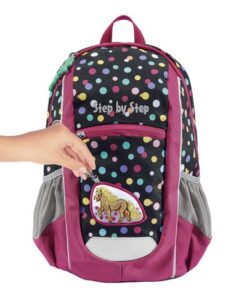 Vandaag zijn dieren een ware rage voor uw kinderen en de volgende dag kan dat maar zo weer iets anders zijn. De verandering van voorkeuren is meestal erg moeilijk met schooltassen. Niet met de schooltassen van Step by Step. Met onze magic mags kan uw kind de motieven op de schooltas gemakkelijk verwisselen of verwijderen zonder dat er resten achter blijven. De motieven klampen zich vast aan twee magnetische oppervlakken die in de schooltas zijn verwerkt. Bevat 2 magneten en 1 sleutelhanger. Magic mags zijn lenticulaire afbeeldingen en zijn gemaakt van gerecycled PET.