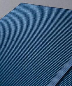 kies dan voor het stijlvolle Conceptum notitieboek in A5-formaat (148 x 213 x 20 mm) met 194 pagina's (daarvan 20 geperforeerd). De stevige hardcover band met hoogwaardig draadstiksel garandeert stabiliteit bij het schrijven en de sluiting van elastiek houdt alles veilig bewaard. Ontdek het beste notitieboek die u ooit had. Het oppervlak met geribbelde Softwave-structuur met metallic effect zorgt ervoor dat het aangenaam aanvoelt en maakt van het Conceptum notitieboek een elegante begeleider
