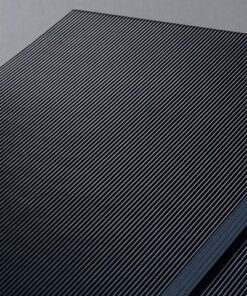 kies dan voor het stijlvolle Conceptum notitieboek in A5-formaat (148 x 213 x 20 mm) met 194 pagina's (daarvan 20 geperforeerd). De stevige hardcover band met hoogwaardig draadstiksel garandeert stabiliteit bij het schrijven en de sluiting van elastiek houdt alles veilig bewaard. Ontdek het beste notitieboek die u ooit had. Het oppervlak met geribbelde Softwave-structuur met metallic effect zorgt ervoor dat het aangenaam aanvoelt en maakt van het Conceptum notitieboek een elegante begeleider