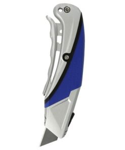 Westcott snijmes is ergonomisch gevormd met aluminium behuizing en softgrip handgreep. Met tanggreep en automatisch terugtrekkend trapeziumvormig mesje die gemakkelijk te bedienen is met mesontgrendelingshendel. De extra hendelvergrendeling voorkomt dat het mes per ongeluk wordt losgelaten. Snijmes is geschikt voor rechts- en linkshandig gebruik. Let op: Extreem scherpe messen - voorzichtig hanteren. Houd het mes volledig bedekt wanneer het niet direct wordt gebruikt. Totale lengte mes 17 cm. Kleur aluminium houder blauw/zilver. Geleverd op blisterkaart.