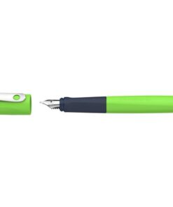 Deze beginnersvulpen Wavy is de perfecte pen om te beginnen met leren schrijven met een vulpen. De vulpen is voorzien van een drukbestendige roestvrijstalen penpunt A met iridiumpunt. De ergonomisch rubberen greep voor rechts- en linkshandigen zorgt voor een correcte positionering en de grote vingeroppervlakken voorkomen drukpunten. Wavy is geschikt voor zowel standaard inktpatronen als converters en daarmee ideaal voor dagelijks schoolgebruik. Houderkleur groen. Schrijfkleur blauw. De vulpen is verkrijgbaar in diverse heldere kleuren en is CO2-neutraal geproduceerd.