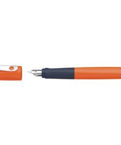Deze beginnersvulpen Wavy is de perfecte pen om te beginnen met leren schrijven met een vulpen. De vulpen is voorzien van een drukbestendige roestvrijstalen penpunt A met iridiumpunt. De ergonomisch rubberen greep voor rechts- en linkshandigen zorgt voor een correcte positionering en de grote vingeroppervlakken voorkomen drukpunten. Wavy is geschikt voor zowel standaard inktpatronen als converters en daarmee ideaal voor dagelijks schoolgebruik. Houderkleur oranje. Schrijfkleur blauw. De vulpen is verkrijgbaar in diverse heldere kleuren en is CO2-neutraal geproduceerd.
