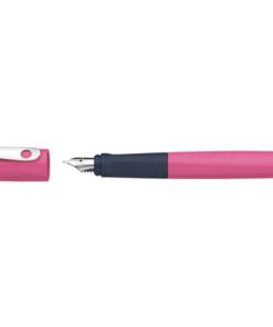 Deze beginnersvulpen Wavy is de perfecte pen om te beginnen met leren schrijven met een vulpen. De vulpen is voorzien van een drukbestendige roestvrijstalen penpunt A met iridiumpunt. De ergonomisch rubberen greep voor rechts- en linkshandigen zorgt voor een correcte positionering en de grote vingeroppervlakken voorkomen drukpunten. Wavy is geschikt voor zowel standaard inktpatronen als converters en daarmee ideaal voor dagelijks schoolgebruik. Houderkleur roze. Schrijfkleur blauw. De vulpen is verkrijgbaar in diverse heldere kleuren en is CO2-neutraal geproduceerd.