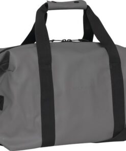perfect voor een dagje onderweg of om in te trainen. De tas heeft een zijvak aan de buitenkant en een gaasvak aan de binnenkant. De tas heeft handvatten en een afneembare schouderriem die in lengte versteld kan worden. Het hoofdmateriaal van deze weekendtas heeft een waterafstotende coating