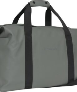 perfect voor een dagje onderweg of om in te trainen. De tas heeft een zijvak aan de buitenkant en een gaasvak aan de binnenkant. De tas heeft handvatten en een afneembare schouderriem die in lengte versteld kan worden. Het hoofdmateriaal van deze weekendtas heeft een waterafstotende coating