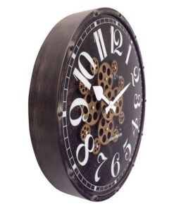 Deze NeXtime "Henry" klok (Ø 50cm) heeft écht werkende tandwielen waardoor je de tijd letterlijk ziet bewegen! Deze stijlvolle grote industiële klok is een mooi kunstwerk voor aan je muur. Het uurwerk is bedekt met een glasplaat dat bedrukt is met de cijfer index. Dit witte cijfer index en de witte wijzers contrastreren mooi met de zwarte wijzerplaat en zorgen ervoor dat je met gemak de tijd kan aflezen. De bewegende tandwielen zijn afzonderlijk aan en uit te zetten. Deze klok werkt op 3xAA batterij (niet inbegrepen).