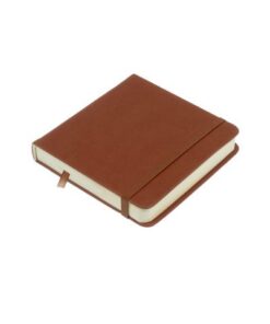 waardoor pagina's niet loslaten en mede door de harde kaft goed beschermd zijn. Het schetsboekje is ook voorzien van een leeslint en afsluitelastiek
