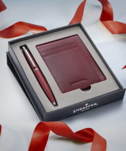 taps toelopende silhouet en is een combinatie van moderne elegantie en de hoogste kwaliteit. De verfijnde creditcardhouder in de kleur scarlet blaze is gemaakt van echt leer met textuur en is voorzien van 6 creditcardsleuven en een valuta compartiment.