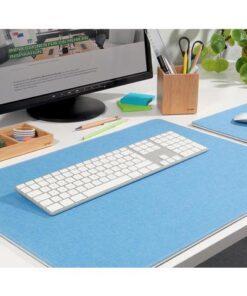 Eyestyle schrijfonderlegger voor maximaal schrijfcomfort. Het textieloppervlak met hoogwaardige linnenstructuur is gemaakt van gerecyclede PET-flessen met een stevige kern van 100% gerecycled polypropyleen en oud papier. Voor- en achterkant in een verschillende kleur met witte tussenlaag en witte contrastnaden. Voorzien van een waterafstotende afwerking voor eenvoudige reiniging. Afmeting 600 x 450 x 7 mm (b x d x h). Kleur lichtgrijs/blauw.