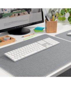 Eyestyle schrijfonderlegger voor maximaal schrijfcomfort. Het textieloppervlak met hoogwaardige linnenstructuur is gemaakt van gerecyclede PET-flessen met een stevige kern van 100% gerecycled polypropyleen en oud papier. Voor- en achterkant in een verschillende kleur met witte tussenlaag en witte contrastnaden. Voorzien van een waterafstotende afwerking voor eenvoudige reiniging. Afmeting 600 x 450 x 7 mm (b x d x h). Kleur lichtgrijs/zwart.