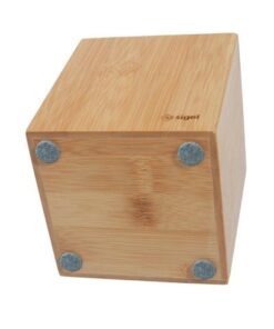 Pennenkoker van bamboe met een karakteristieke nerven - elk stuk is uniek. Inleg met vilt die de schrijfinstrumenten beschermt en viltkussentjes aan de onderkant ter bescherming van het bureaublad. Afmeting 92 x 92 x 106 mm (b x d x h) - binnenmaat 80x 80 mm.