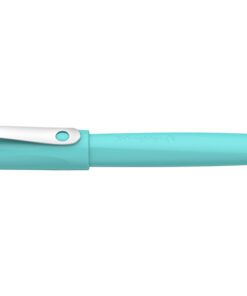 Deze beginnersvulpen Wavy is de perfecte pen om te beginnen met leren schrijven met een vulpen. De vulpen is voorzien van een drukbestendige roestvrijstalen penpunt A met iridiumpunt. De ergonomisch rubberen greep voor rechts- en linkshandigen zorgt voor een correcte positionering en de grote vingeroppervlakken voorkomen drukpunten. Wavy is geschikt voor zowel standaard inktpatronen als converters en daarmee ideaal voor dagelijks schoolgebruik. Houderkleur turquoise. Schrijfkleur blauw. De vulpen is verkrijgbaar in diverse heldere kleuren en is CO2-neutraal geproduceerd.