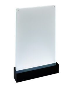 tafelstandaard incl LED verlichting uitgevoerd in acryl. De LED-verlichting is geïntegreerd in de panelen en geeft hedendaags wit licht (vergelijkbaar met daglicht 8500 K). De inserts zijn eenvoudig te verwisselen. De standaard zijn voorzien van een aan/uit schakelaar. De brandtijd is circa 250 uur en het werkt op 2 of 4 (A4) 1.5V batterijen (deze worden niet meegeleverd). Formaat A4.(225x340x45mm) Dikte acrylplaatjes 1.8mm. Garantie; 25 jaar op de UV-bestendigheid van het acryl-www.sigel.de/garantie