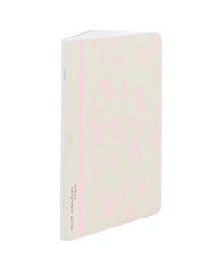 Schrift ECOLOGIQUE. Formaat A5 geniet met ecocover. Inhoud 48 vel 90 grams papier met ruit 5mm. De Ecologique serie bestaat uit zorgvuldig geselecteerde materialen om de CO2-voetdruk te verkleinen. Het papier en karton is gerecycled of recyclebaar en de gebruikte inkten zijn op waterbasis en zo natuurlijk mogelijk. Krimp met 2 stuks kleuren roze en oranje.