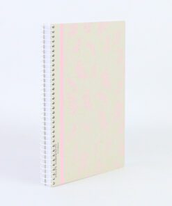 Spiraalblok ECOLOGIQUE. Formaat A4 met ecocover. Inhoud 80 vel 90 grams papier met lijn. De Ecologique serie bestaat uit zorgvuldig geselecteerde materialen om de CO2-voetdruk te verkleinen. Het papier en karton is gerecycled of recyclebaar en de gebruikte inkten zijn op waterbasis en zo natuurlijk mogelijk. Krimp met 2 stuks kleuren roze en oranje.
