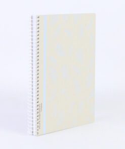 Spiraalblok ECOLOGIQUE. Formaat A4 met ecocover. Inhoud 80 vel 90 grams papier met ruit 5mm. De Ecologique serie bestaat uit zorgvuldig geselecteerde materialen om de CO2-voetdruk te verkleinen. Het papier en karton is gerecycled of recyclebaar en de gebruikte inkten zijn op waterbasis en zo natuurlijk mogelijk. Krimp a 2 stuks kleuren blauw en groen.
