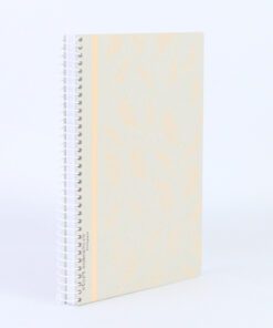 Spiraalblok ECOLOGIQUE. Formaat A5 met ecocover. Inhoud 80 vel 90 grams papier met ruit 5mm. De Ecologique serie bestaat uit zorgvuldig geselecteerde materialen om de CO2-voetdruk te verkleinen. Het papier en karton is gerecycled of recyclebaar en de gebruikte inkten zijn op waterbasis en zo natuurlijk mogelijk. Krimp met 2 stuks kleuren roze en oranje.