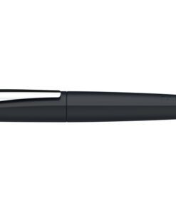 Vulpen in houderkleur All Black met een minimalistisch ontwerp en mat oppervlak. Milieuvriendelijk en grondstofbesparend doordat houder en dop gemaakt zijn van 58% gerecycled kunststof. Voorzien van ergonomisch rubberen greepprofiel met hoogwaardige roestvrijstalen penpunt met iridium punt in schrijfdikte medium (M). De dop heeft een stevige metalen clip. De vulpen is uitgerust met één inktpatroon in koningsblauw - uitwisbaar. Geschikt voor standaard inktpatronen. De vulpen is geschikt voor zowel rechts- als linkshandigen.