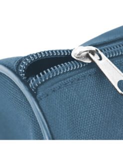 5 x 11cm. Deze ronde penetui heeft voldoende ruimte voor alle schoolspulletjes. De etui wordt afgesloten door middel van een stevige rits zodat de inhoud netjes bij elkaar blijft. Ook zeer handig als opbergtasje. Etui wordt geleverd zonder inhoud. Kleur blauw.