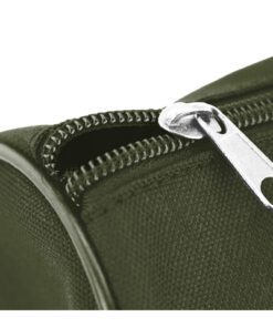 5 x 11cm. Deze ronde penetui heeft voldoende ruimte voor alle schoolspulletjes. De etui wordt afgesloten door middel van een stevige rits zodat de inhoud netjes bij elkaar blijft. Ook zeer handig als opbergtasje. Etui wordt geleverd zonder inhoud. Kleur donkergroen.