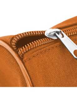 5 x 11cm. Deze ronde penetui heeft voldoende ruimte voor alle schoolspulletjes. De etui wordt afgesloten door middel van een stevige rits zodat de inhoud netjes bij elkaar blijft. Ook zeer handig als opbergtasje. Etui wordt geleverd zonder inhoud. Kleur oranje.