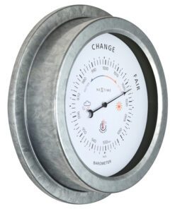 maakt deze meter bijzonder en weerbestendig. De barometer is robuust en van metaal en met Ø 22cm past hij overal. De wijzerplaat is wit en heeft cijfers en tekeningen voor een goed begrip van de huidige luchtdruk. Door de zwarte wijzer is de meter goed afleesbaar. De meter heeft geen batterijen nodig.