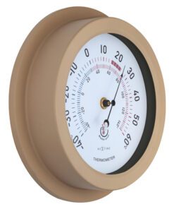 maakt deze meter bijzonder en weerbestendig. De thermometer is robuust en van metaal en met Ø 22cm past hij overal. De wijzerplaat is wit en heeft grote cijfers en blauwe en rode kleuren voor een goed begrip van de huidige temperatuur. Door de zwarte wijzer is de meter goed afleesbaar. De meter heeft geen batterijen nodig.