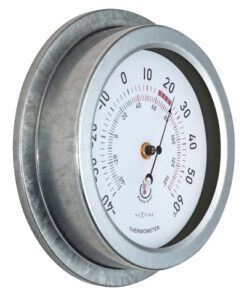 maakt deze meter bijzonder en weerbestendig. De thermometer is robuust en van metaal en met Ø 22cm past hij overal. De wijzerplaat is wit en heeft grote cijfers en blauwe en rode kleuren voor een goed begrip van de huidige temperatuur. Door de zwarte wijzer is de meter goed afleesbaar. De meter heeft geen batterijen nodig.