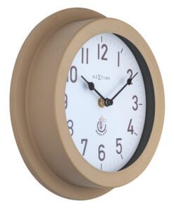 maakt deze klok bijzonder en weerbestendig. De klok is robuust en van metaal en met een diameter van 22cm past hij overal. De wijzerplaat is wit en heeft grote cijfers voor de uren en strepen voor de minuten. Door de zwarte wijzers is de klok goed afleesbaar. De klok werkt op 1 AA-batterij (niet inbegrepen).